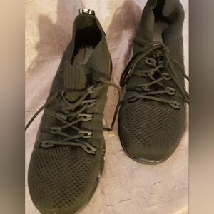 DYKHMILY UNISEX Safety Shoes Steel Toe Cap Breathable Work Sneakers - Women 10.5